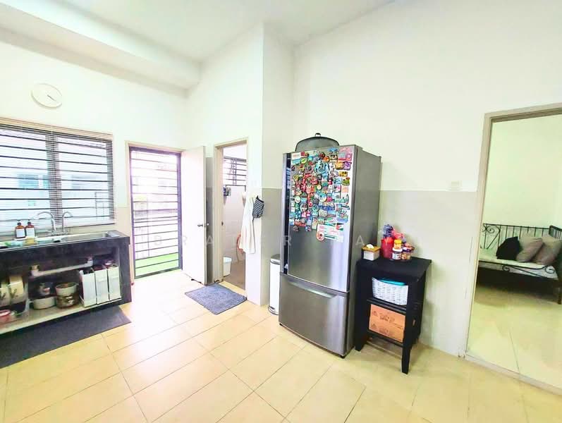 2-storey Terraced House for Sale in Bandar Saujana Putra (Tanjong Duabelas) - Brader Ray - Kitchen - PropertyGuru.com.my