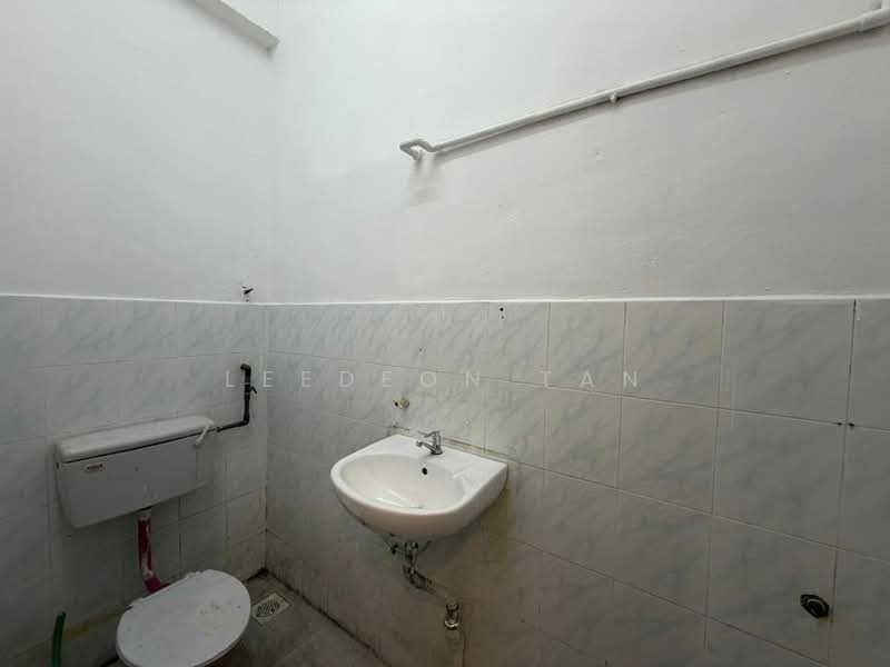 Shop / Office for Rent in Taman Puchong Intan (Puchong) - Leedeon Tan - Bathroom - PropertyGuru.com.my