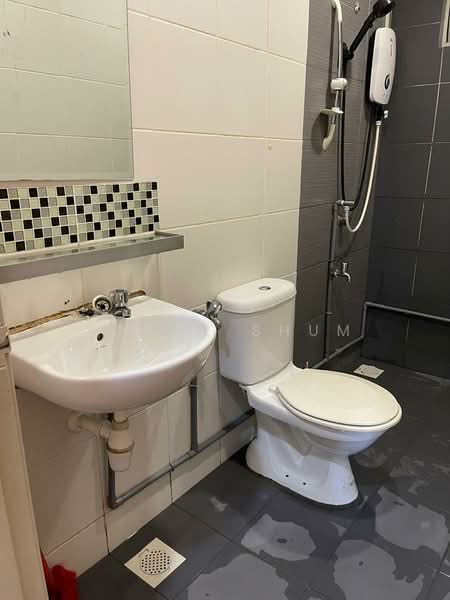 Zennith Suites (Pangsapuri Kebun Teh) untuk Untuk Disewa - RM 2,200 /bulan, Mac 2026 - Bathroom - PropertyGuru.com.my