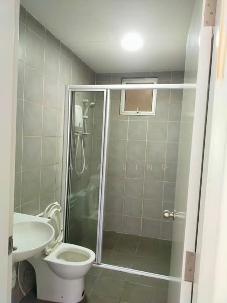 Service Residence for Sale at Savanna Executive Suite @ Southville City - Hana Ling - Bathroom - PropertyGuru.com.my