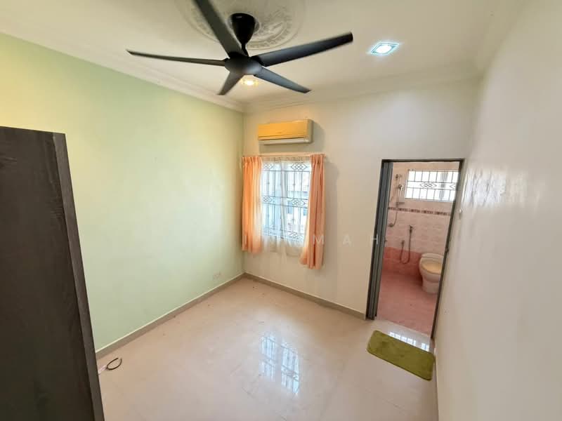 2-storey Terraced House for Sale in Bandar Country Homes (Rawang) - Elwin Mah - Bedroom - PropertyGuru.com.my