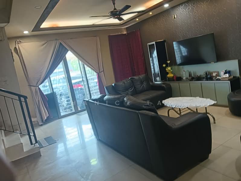 2-storey Terraced House for Sale in Bandar Tiram (Ulu Tiram) - Shanice Tan - Living Room - PropertyGuru.com.my