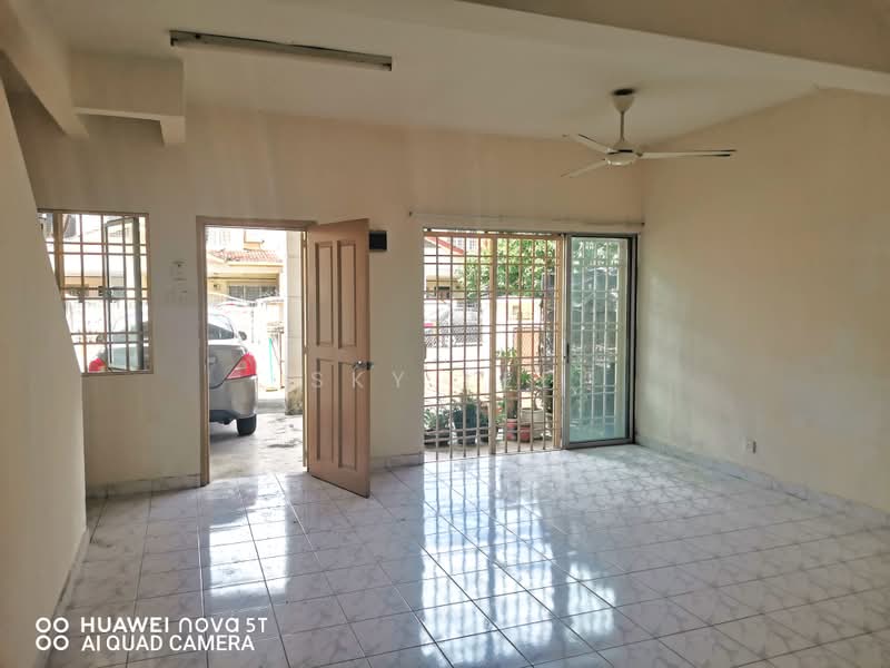 2-storey Terraced House for Sale in Taman Putra Prima (Puchong) - Sky Lee - Living Room - PropertyGuru.com.my