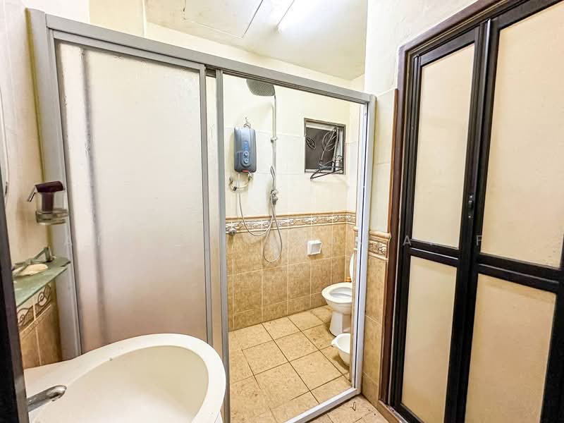 Semi-Detached House for Sale in Taman Seri Damai (Kajang) - Ahmad Ikhwan Arif - Bathroom - PropertyGuru.com.my