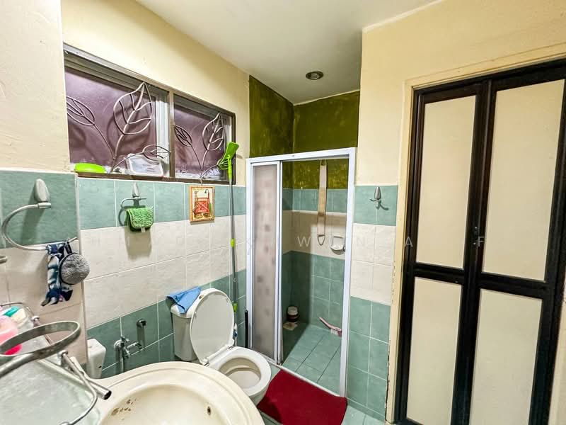 Semi-Detached House for Sale in Taman Seri Damai (Kajang) - Ahmad Ikhwan Arif - Bathroom - PropertyGuru.com.my