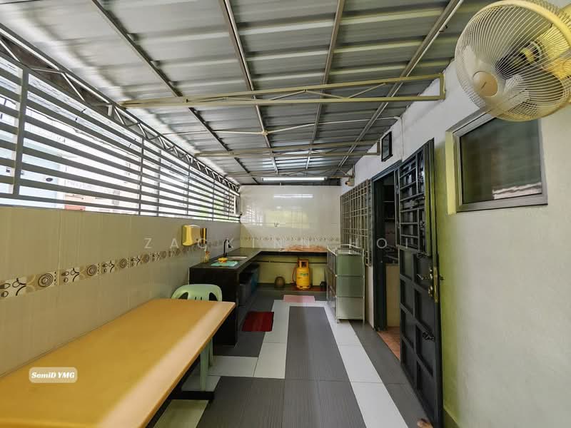 Great Value Fully Renovated & Extended 2 Sty Bandar Puteri Klang untuk Untuk Disewa - RM 1,600 /bulan, Mac 2026 - Kitchen - PropertyGuru.com.my