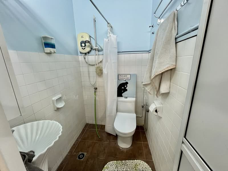 Taman Kajang Utama untuk Untuk Dijual - RM 650,000, Mac 2026 - Bathroom - PropertyGuru.com.my