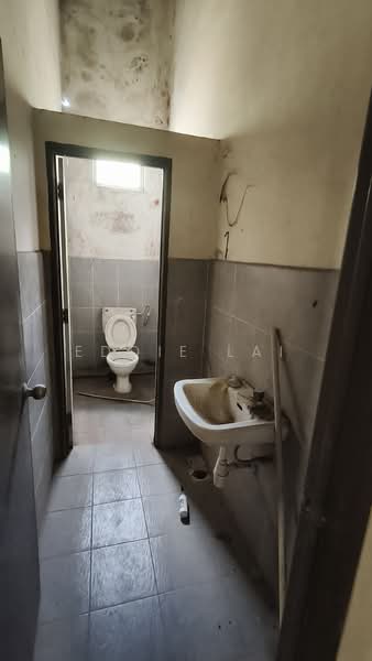 Semi-D Factory for Rent in Taman Desa Idaman (Senai) - Eddie Lai - Bathroom - PropertyGuru.com.my