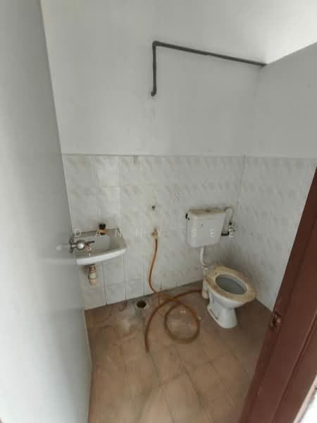 Shop / Office for Sale in Taman Gunung Pulai (Kulai) - Danny See - Bathroom - PropertyGuru.com.my