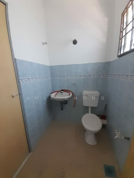 Pengkalan Double Storey Terrace House Facing Field For Sale untuk Untuk Dijual - RM 350,000, Mac 2026 - Bathroom - PropertyGuru.com.my