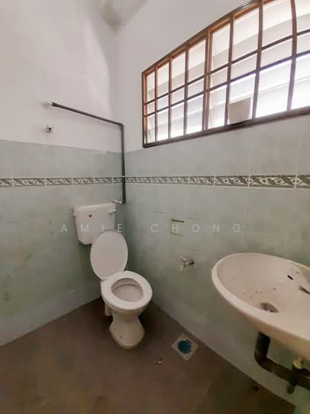 Pengkalan Double Storey Terrace House Facing Field For Sale untuk Untuk Dijual - RM 350,000, Mac 2026 - Bathroom - PropertyGuru.com.my