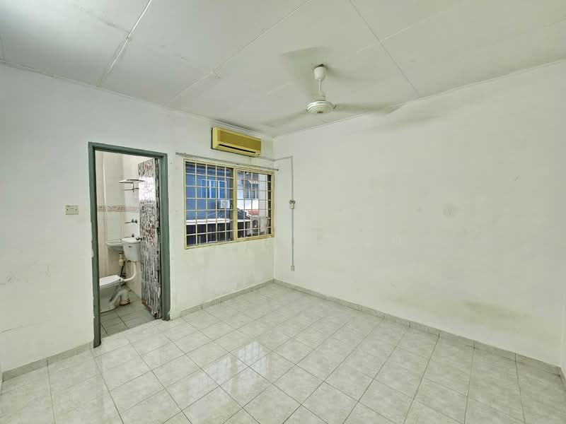 Rumah Teres untuk Dijual di Taman Seri Taming (Cheras) - Hei Kar Jun - Bathroom - PropertyGuru.com.my