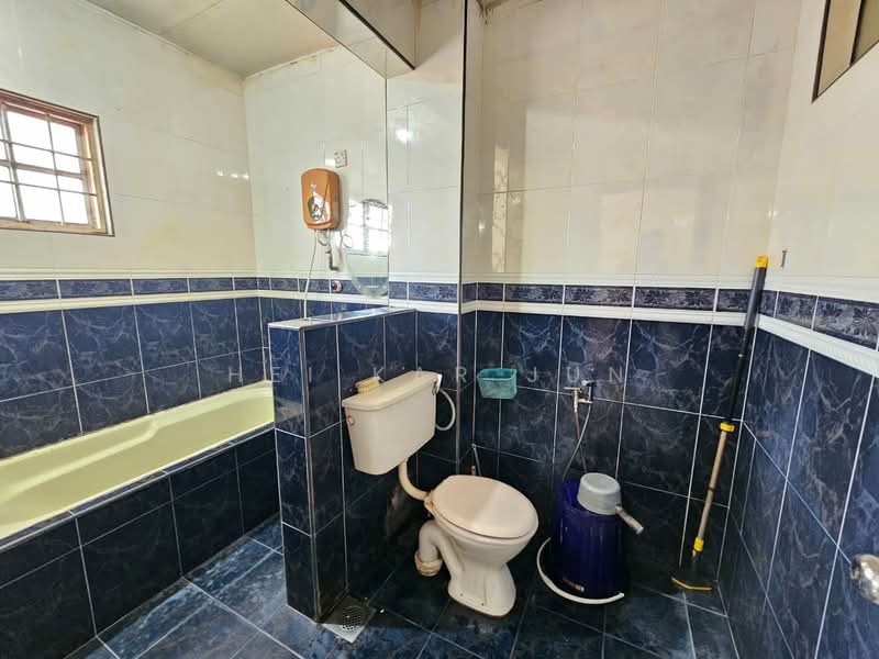 Rumah Teres untuk Dijual di Taman Seri Taming (Cheras) - Hei Kar Jun - Bathroom - PropertyGuru.com.my