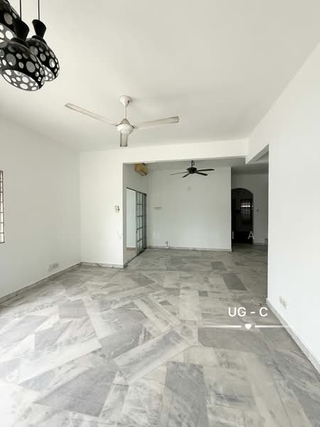 1.5-storey Terraced House for Sale in Bukit Raja (Selangor) - Calvin Chia - Living Room - PropertyGuru.com.my