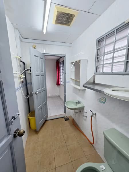 Rumah Teres 2 Tingkat untuk Dijual di Taman Sri Bintang (Kepong) - Kiing TW - Bathroom - PropertyGuru.com.my