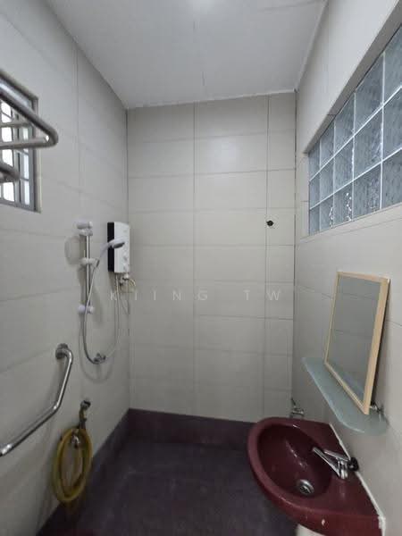 Rumah Teres 2-Tingkat untuk Dijual di Taman Sri Bintang (Kepong) - Kiing TW - Bathroom - PropertyGuru.com.my