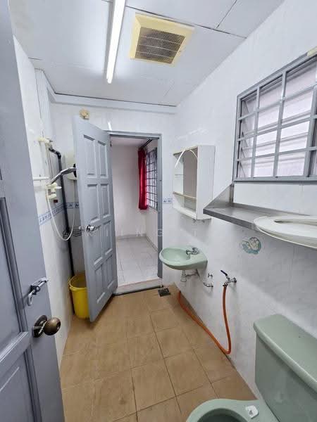 Rumah Teres 2-Tingkat untuk Dijual di Taman Sri Bintang (Kepong) - Kiing TW - Bathroom - PropertyGuru.com.my