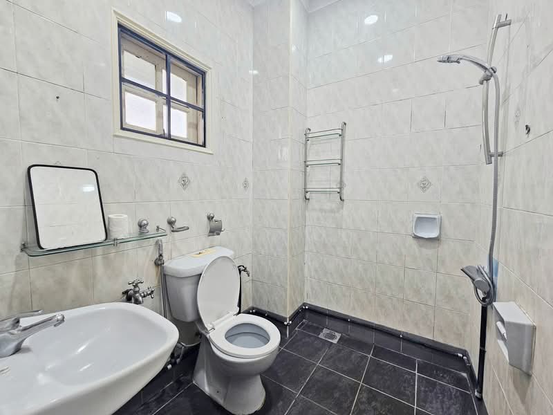 Bungalow for Sale in Taman Bukit Saga (Shah Alam) - Jason Ooi - Bathroom - PropertyGuru.com.my