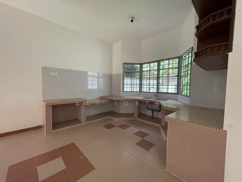 1.5-storey Terraced House for Sale in Bandar Baru Sri Petaling (Sri Petaling) - Ali Idris - Kitchen - PropertyGuru.com.my
