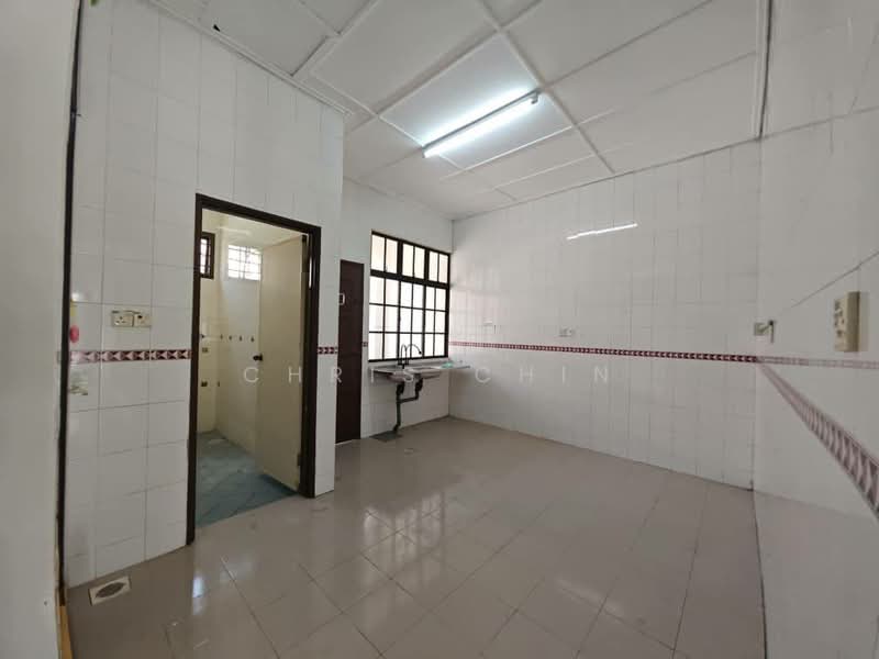 1.5-storey Terraced House for Sale in Taman Molek (Johor Bahru) - Chris Chin - Kitchen - PropertyGuru.com.my