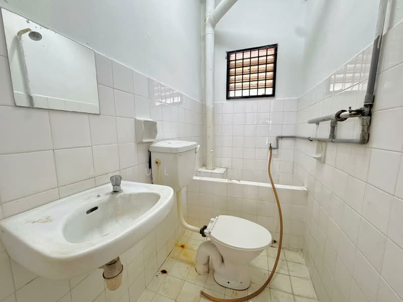 Rumah Teres 2 Tingkat untuk Dijual di Taman Pinggiran Golf (Paroi) - Azrul Othman - Bathroom - PropertyGuru.com.my