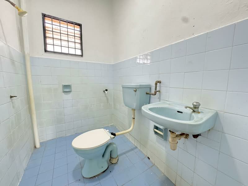 Rumah Teres 2 Tingkat untuk Dijual di Taman Pinggiran Golf (Paroi) - Azrul Othman - Bathroom - PropertyGuru.com.my
