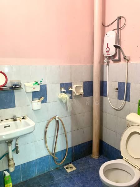 1-storey Terraced House for Sale in Taman Bestari Indah (Ulu Tiram) - Larry Ng - Bathroom - PropertyGuru.com.my