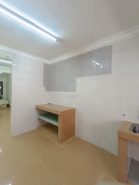 Taman Sri Muda untuk Untuk Disewa - RM 1,700 /bulan, Mac 2026 - Kitchen - PropertyGuru.com.my