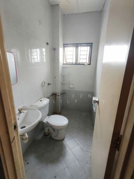 2-storey Terraced House for Sale in Taman Seri Austin (Tebrau) - Coco Feng Lily - Bathroom - PropertyGuru.com.my