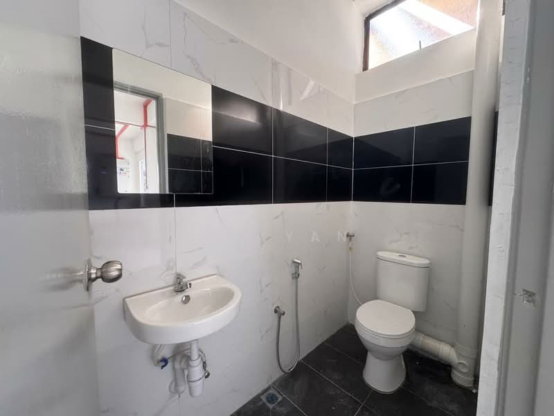 Semi-D Factory for Sale in Lunas (Kedah) - Cai Yan - Bathroom - PropertyGuru.com.my
