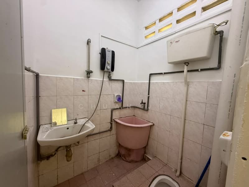 Taman Gemilang Ria untuk Untuk Disewa - RM 2,000 /bulan, Mac 2026 - Bathroom - PropertyGuru.com.my