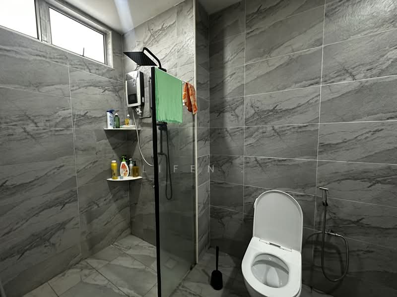 Semi-Detached House for Sale in Taman Bukit Jaya (Ulu Tiram) - Lifen . - Bathroom - PropertyGuru.com.my
