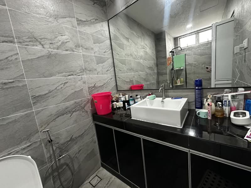 Semi-Detached House for Sale in Taman Bukit Jaya (Ulu Tiram) - Lifen . - Bathroom - PropertyGuru.com.my