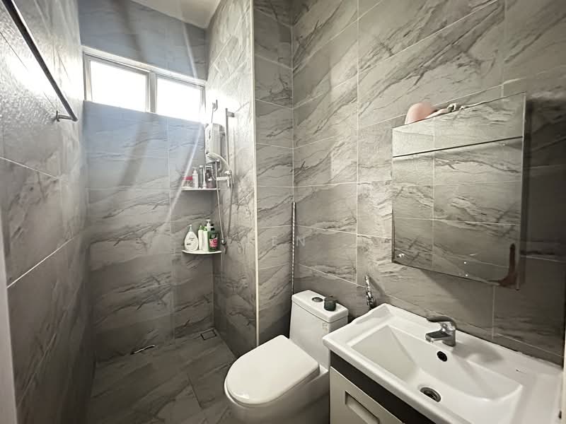 Semi-Detached House for Sale in Taman Bukit Jaya (Ulu Tiram) - Lifen . - Bathroom - PropertyGuru.com.my