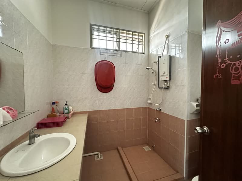 Semi-Detached House for Sale in Taman Bukit Jaya (Ulu Tiram) - Lifen . - Bathroom - PropertyGuru.com.my