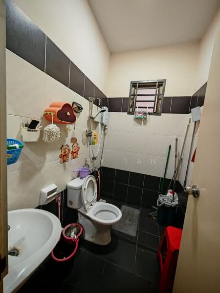 Semi-Detached House for Sale in Taman Putri Kulai (Kulai) - Jacy Tan - Bathroom - PropertyGuru.com.my