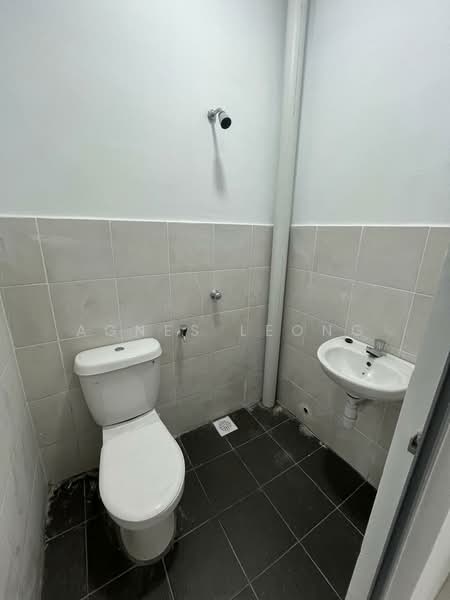 Rumah Teres 3 Tingkat untuk Disewa di Taman Kundang Jaya (Rawang) - Agnes Leong - Bathroom - PropertyGuru.com.my