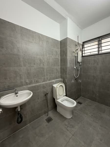 2-storey Terraced House for Rent in Dengkil (Selangor) - Alwin Tan - Master Bathroom - PropertyGuru.com.my