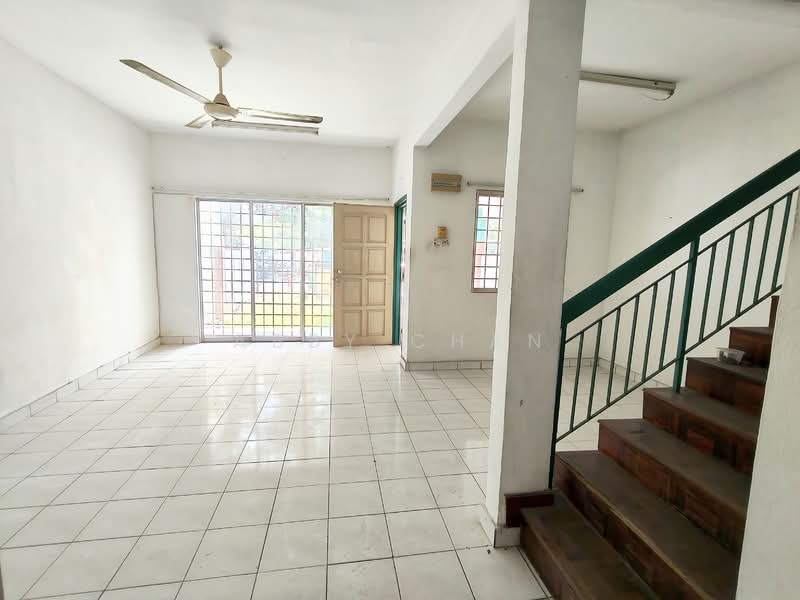 Taman Putra Prima untuk Untuk Disewa - RM 1,300 /bulan, Mac 2026 - Living Room - PropertyGuru.com.my