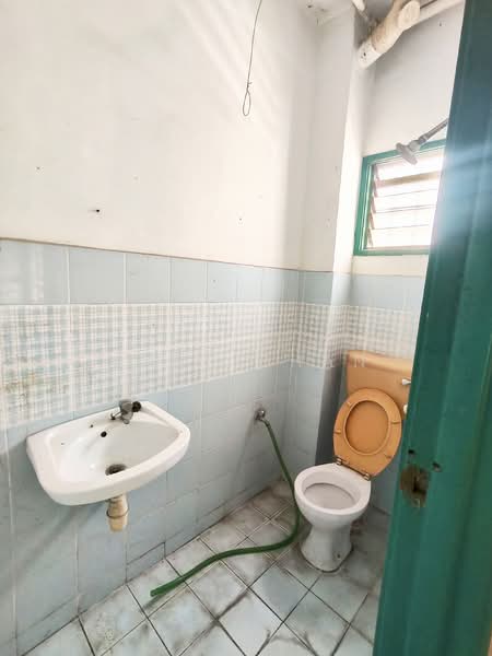 Taman Putra Prima untuk Untuk Disewa - RM 1,300 /bulan, Mac 2026 - Bathroom - PropertyGuru.com.my