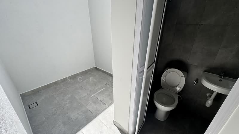 3-storey Terraced House for Sale in Taman Bukit Serdang (Seri Kembangan) - Noelle Tan - Maid's Bathroom & Laundry Yard - PropertyGuru.com.my