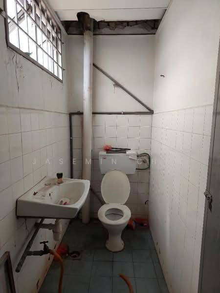 Factory for Sale in Batu 17 Rawang (Rawang) - Jasemin Chia - Bathroom - PropertyGuru.com.my