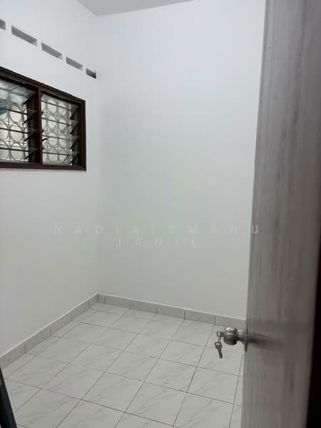 2-storey Terraced House for Rent in Taman Ukay Heights (Ulu Kelang) - NadiaIsmanu Janie - helper's room or guest room - PropertyGuru.com.my