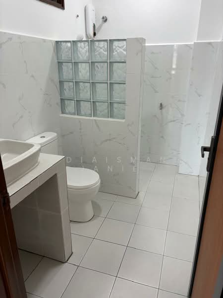 2-storey Terraced House for Rent in Taman Ukay Heights (Ulu Kelang) - NadiaIsmanu Janie - Bathroom - PropertyGuru.com.my