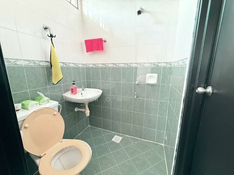 Taman Daya untuk Untuk Dijual - RM 700,000, Mac 2026 - Bathroom - PropertyGuru.com.my