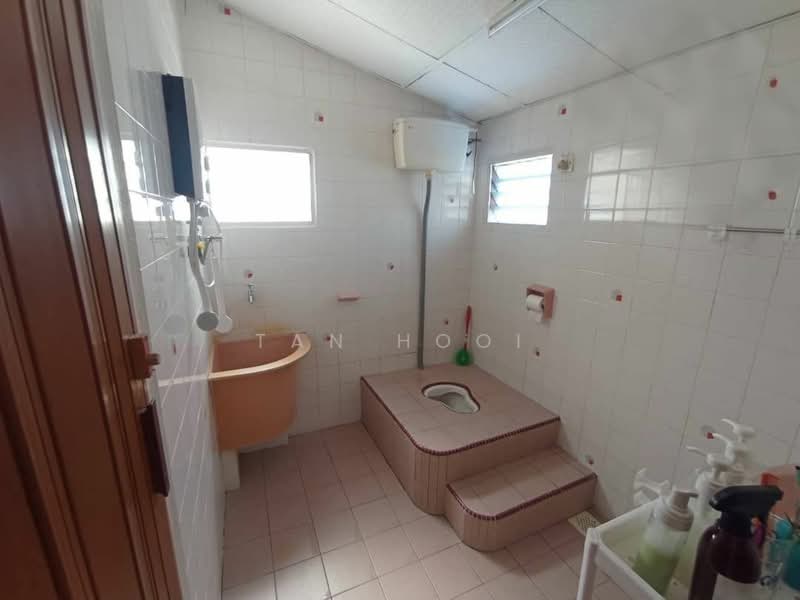 Semi-Detached House for Sale in Island Glades (Jelutong) - Tan Hooi - Bathroom - PropertyGuru.com.my