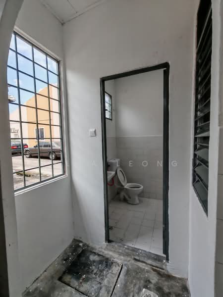 1-storey Terraced House for Sale in Bukit Beruntung (Serendah) - Bella Leong - Bathroom - PropertyGuru.com.my