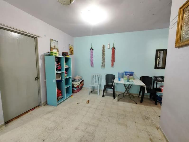 Flat PKNS Seksyen 8 untuk Untuk Dijual - RM 180,000, Mac 2026 - Living Room - PropertyGuru.com.my