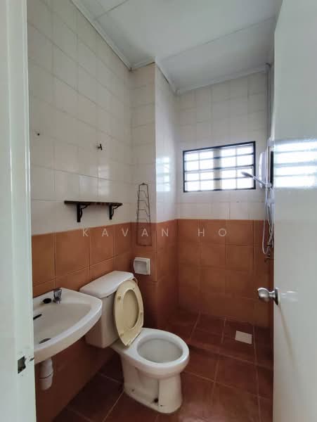 Semi-Detached House for Rent in Bandar Kinrara (Selangor) - Kavan Ho - Bathroom - PropertyGuru.com.my