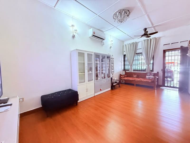 Taman Johor Jaya untuk Untuk Dijual - RM 538,000, Mac 2026 - Living Room - PropertyGuru.com.my